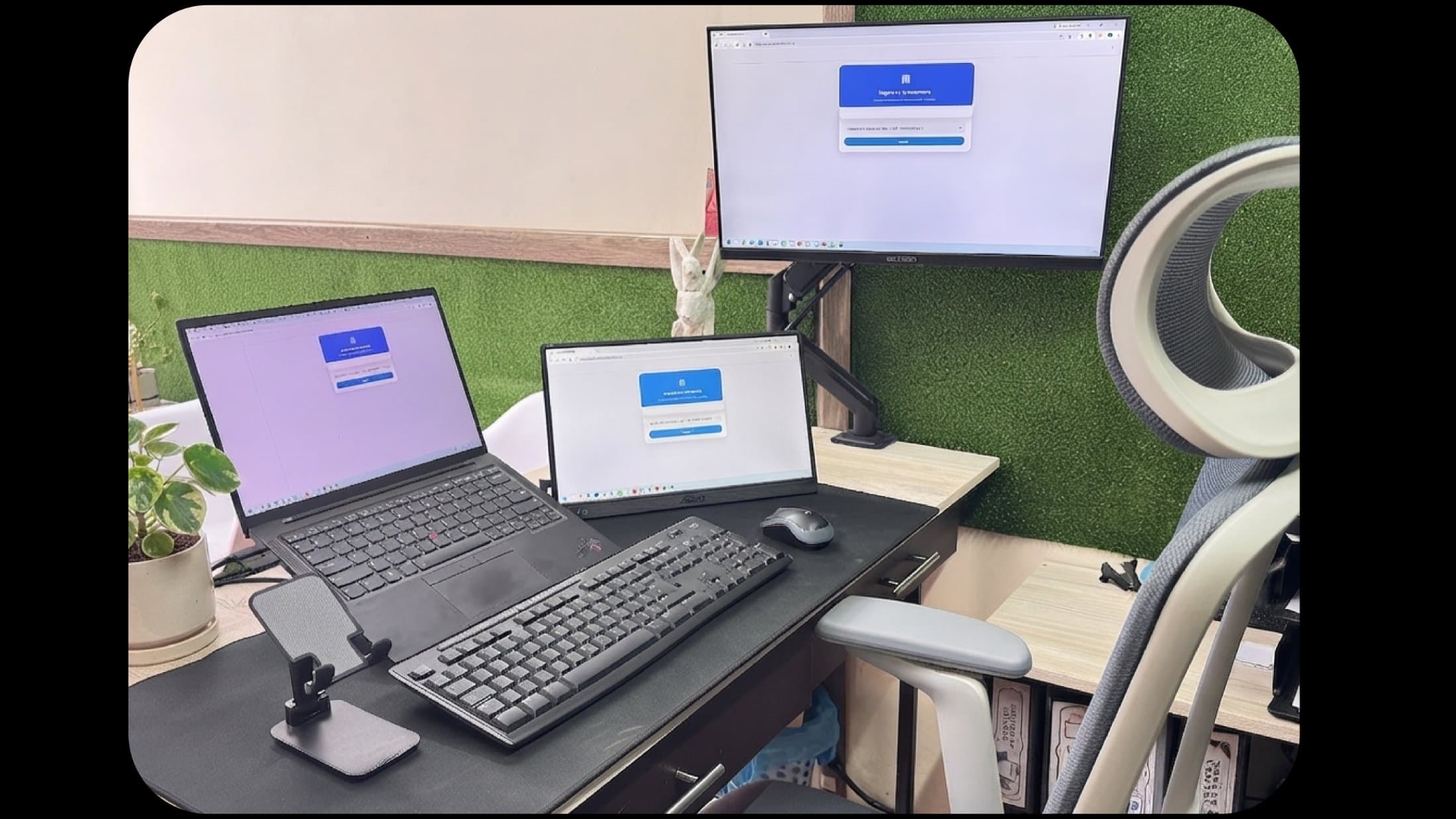 Escritorio de trabajo con monitor, laptop y teclado